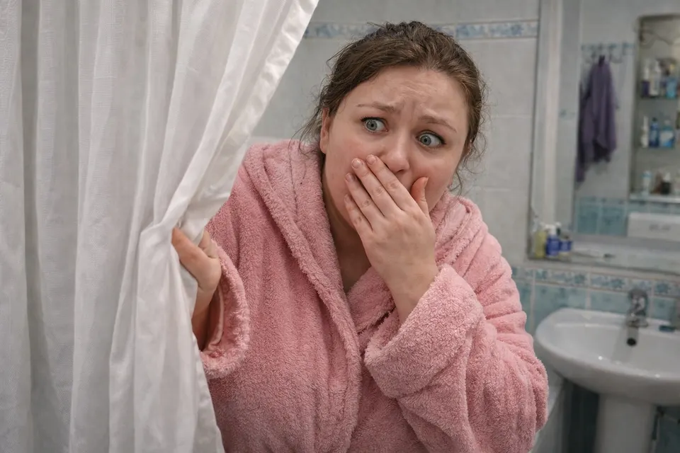 A Drifter Asked for a Place to Stay. What Sarah Found Beneath the Rags Changed Her Life Forever