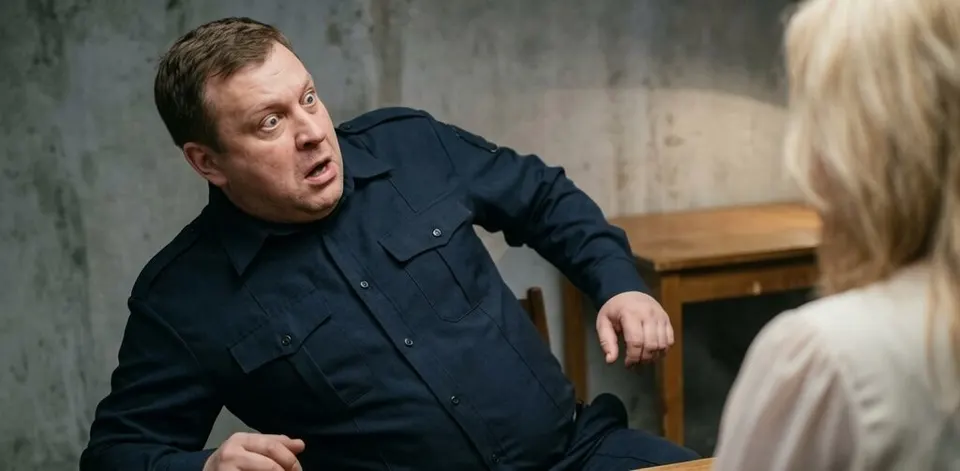 Он считал женщину беззащитной, но одна находка под её одеждой заставила его замолчать