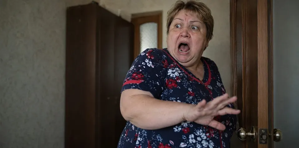Я мовчки слухала звинувачення свекрухи, а потім двері відчинилися вдруге — і її впевненість миттєво зникла